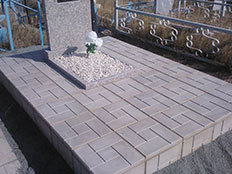 Укладка плитки тротуарной на могиле