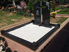 укладка мраморной крошки на могилу