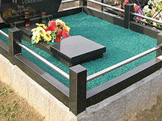 укладка цветного щебня на могилу