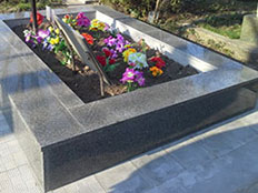 укладка керамогранита на могилу