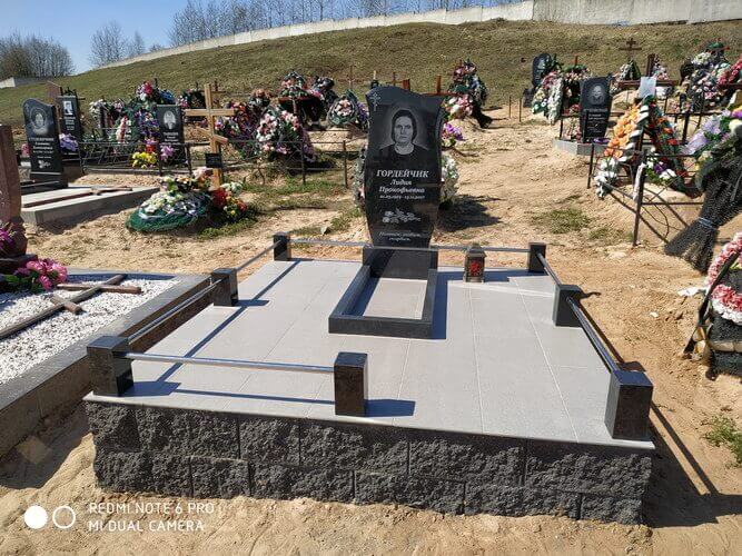 мраморный памятник на могилу